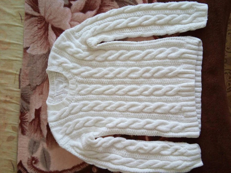 Вязаный свитер на девочку 8 - 9 лет