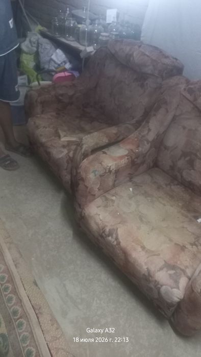 Divan sotiladi yangi ustidan material qoplash kerak