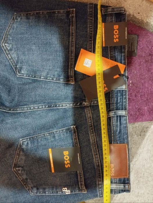 Vand blugi noi calitate.