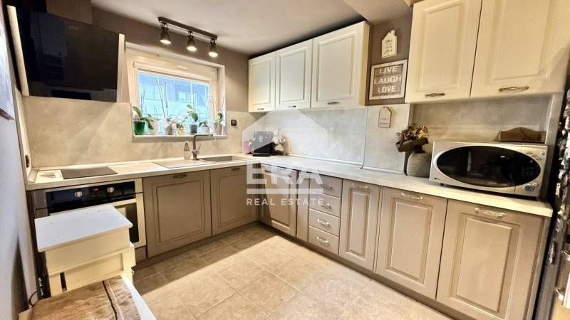 ЕРА Вива продава стилно обзаведен тристаен апартамент с включено парко