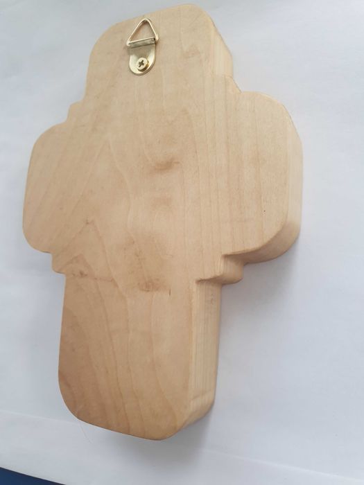 Cruci de perete sculptate in lemn de tei cu Chipul Mântuitorului