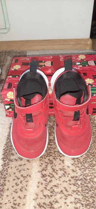 Vand pantofi sport baietei Nike,marimea25