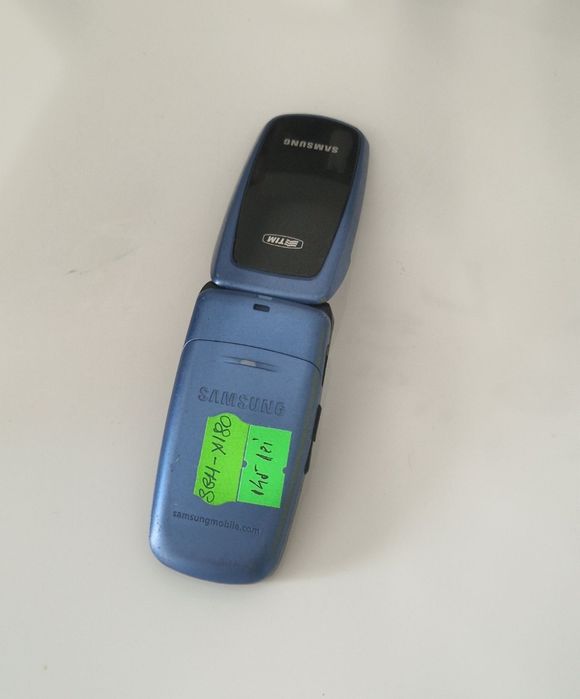 Telefon cu clapeta cu încărcător