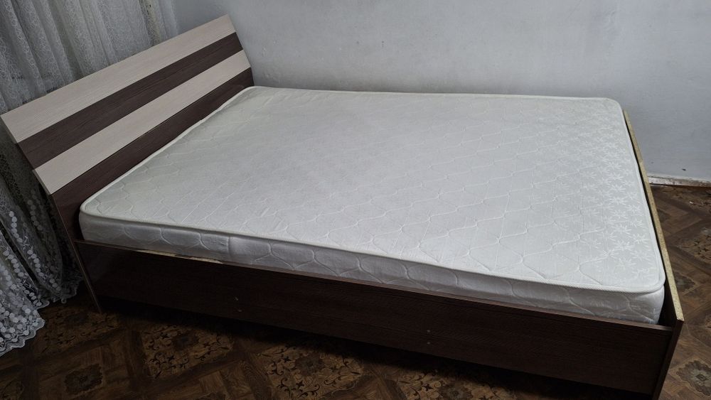 Двуспальная кровать