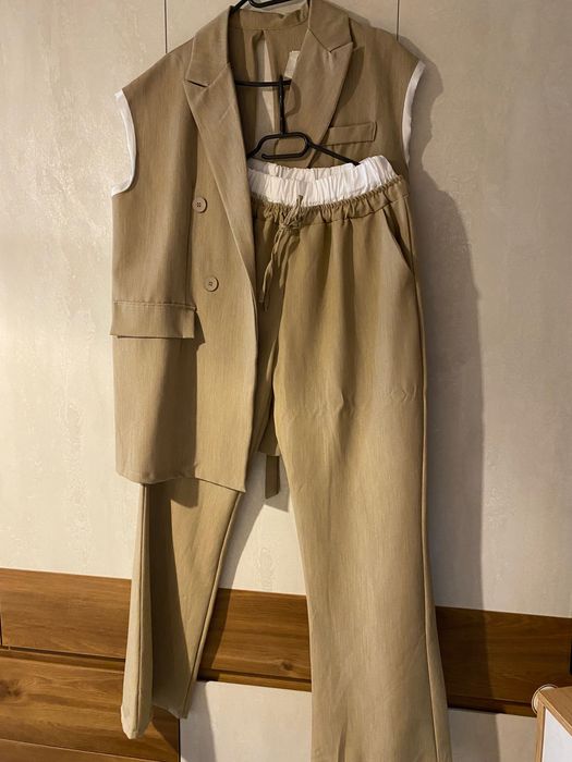 Костюм елек с гол гръб и панталон