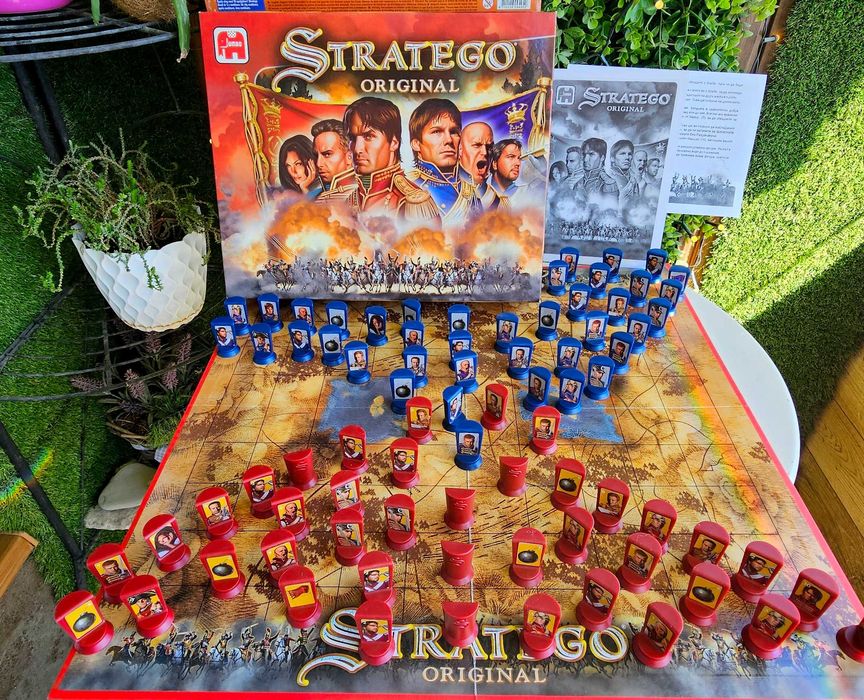 Игра на стратегии. Настолна игра. Stratego.