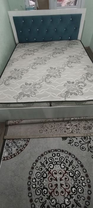 Кровать двуспальная с матрасом