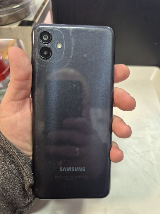 Продавам телефон Samsung A04