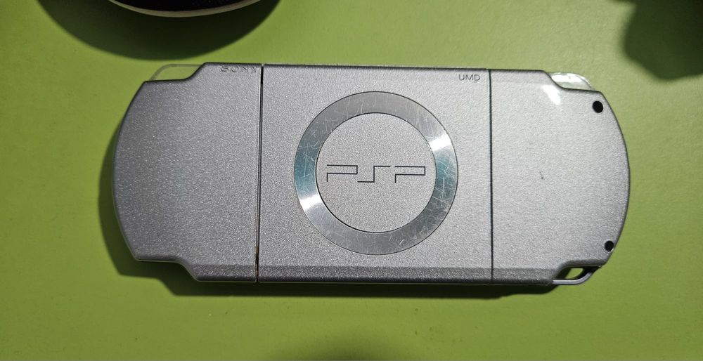 PSP portabil 2004 + 24 UMD-uri - Consola + Jocuri
