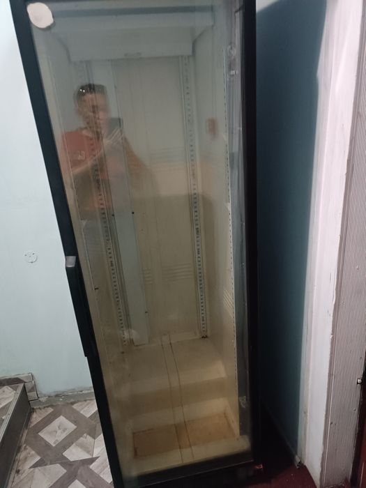 Продается витринный холодильник