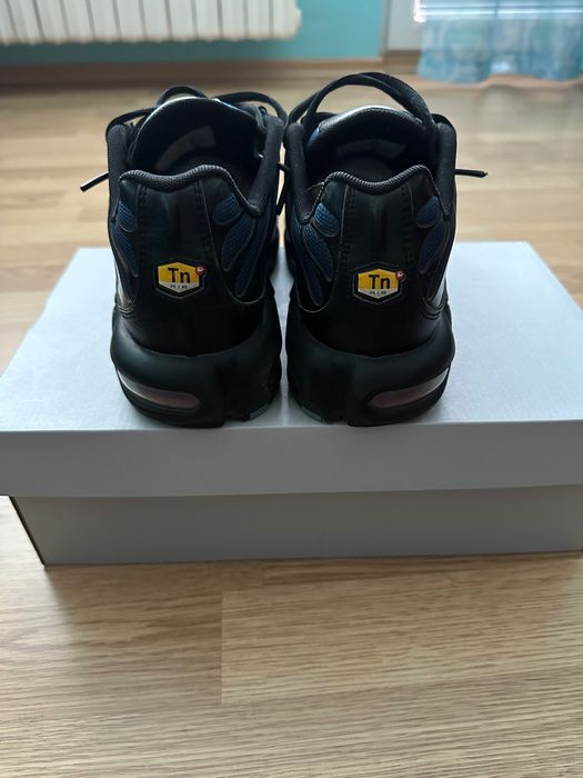 Nike air max plus black university blue