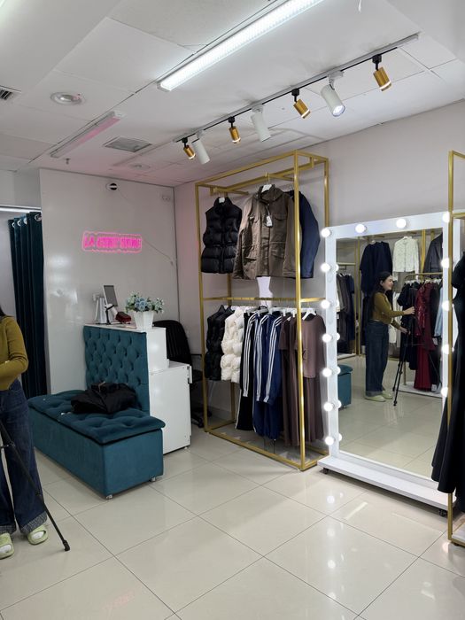 Продам оборудование для магазина одежды