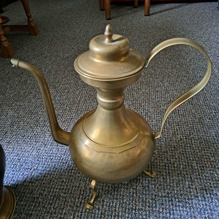 Vand doua carafe mari din alama si cupru .Trimit ramburs