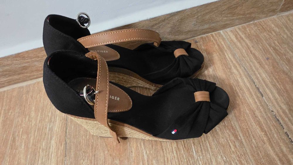 Sandale Tommy Hilfiger cu platforma negre marimea 36