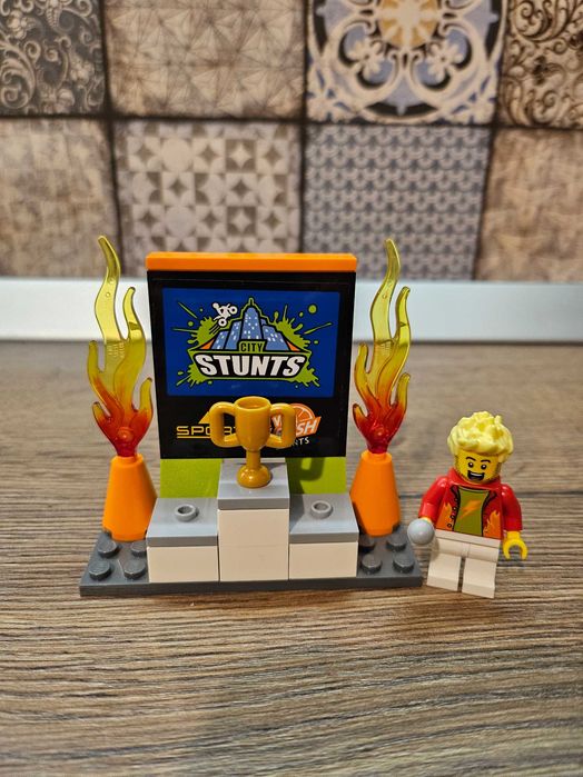 LEGO City - Stunt Show Arena (60295) - set complet + figurina surpriza bonus