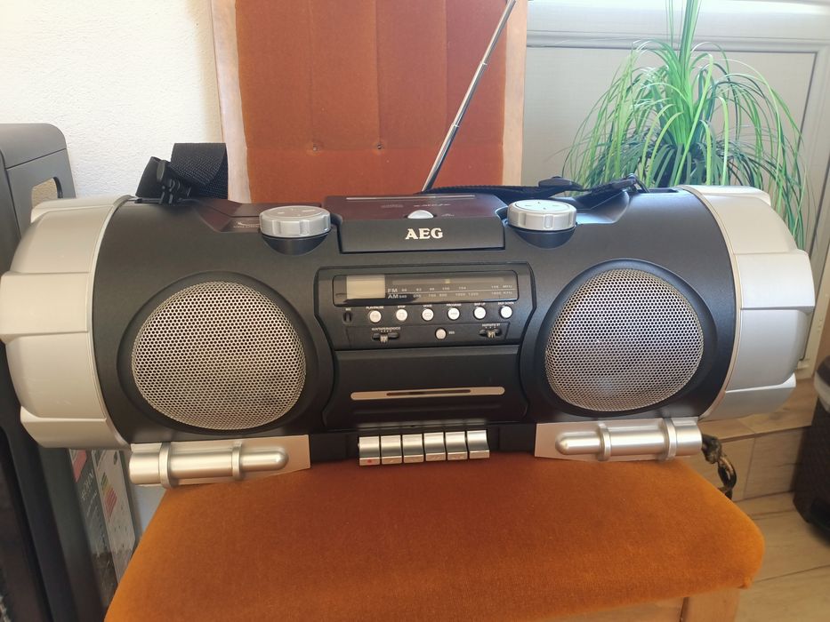 Radio casetofon AEG