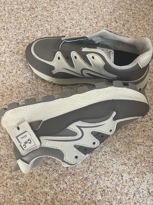 Кроссовки   Женские  продам