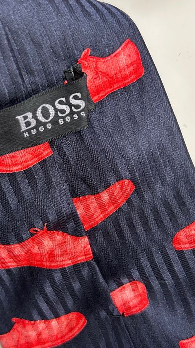 Boss silky tie авангардна вратовръзка с принт спортни обувки