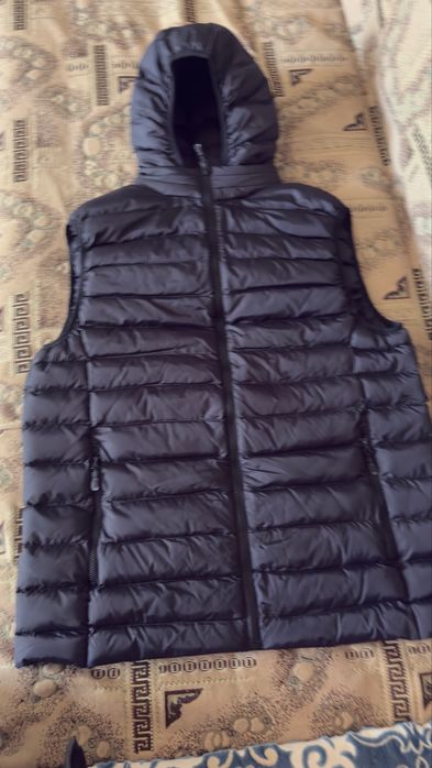 Продам жилетку со съемным капюшоном