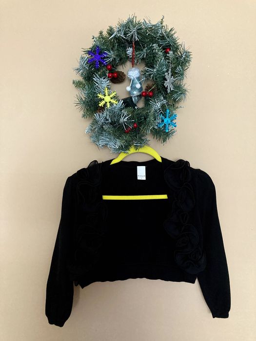 Черна жилетка с допълнителни орнаменти - размер S