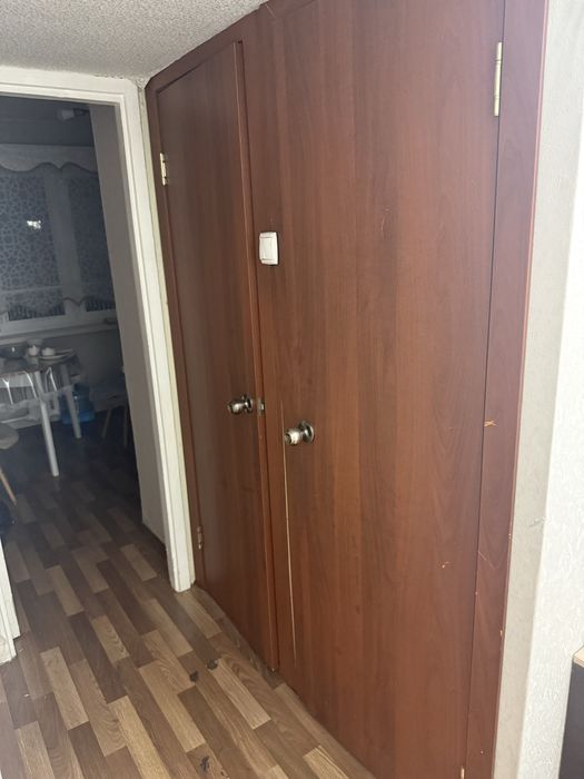 Отдам двери белые