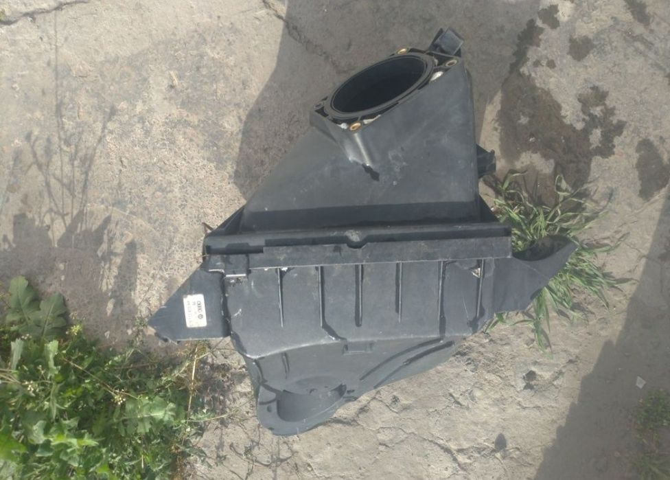 Vând carcasa filtru aer