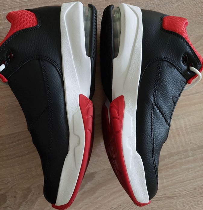 Мъжки / юношески маратонки Nike Air Jordan Max Aura 3 Bred, черно-черв