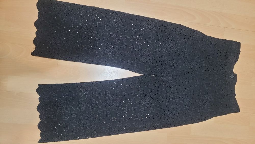 Pantaloni drepti cu broderie perforata de la Zara