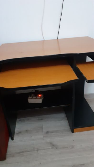 Birou, masa, calculator, leptop .