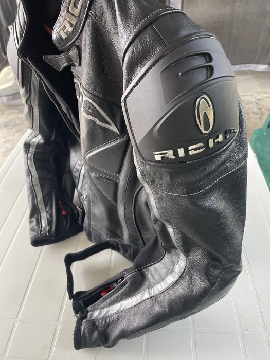 Se vinde costum piele motociclist marimea 52