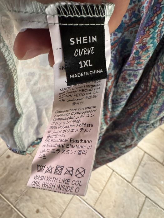Rochie 1XL cu imprimeu floral si maneci scurte cu decolteu in V
