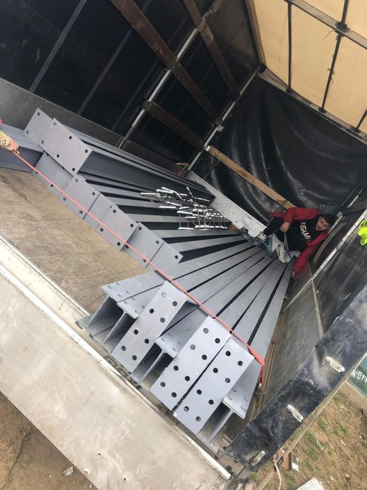 Dau la schimb o hala metalica pe o masina automata