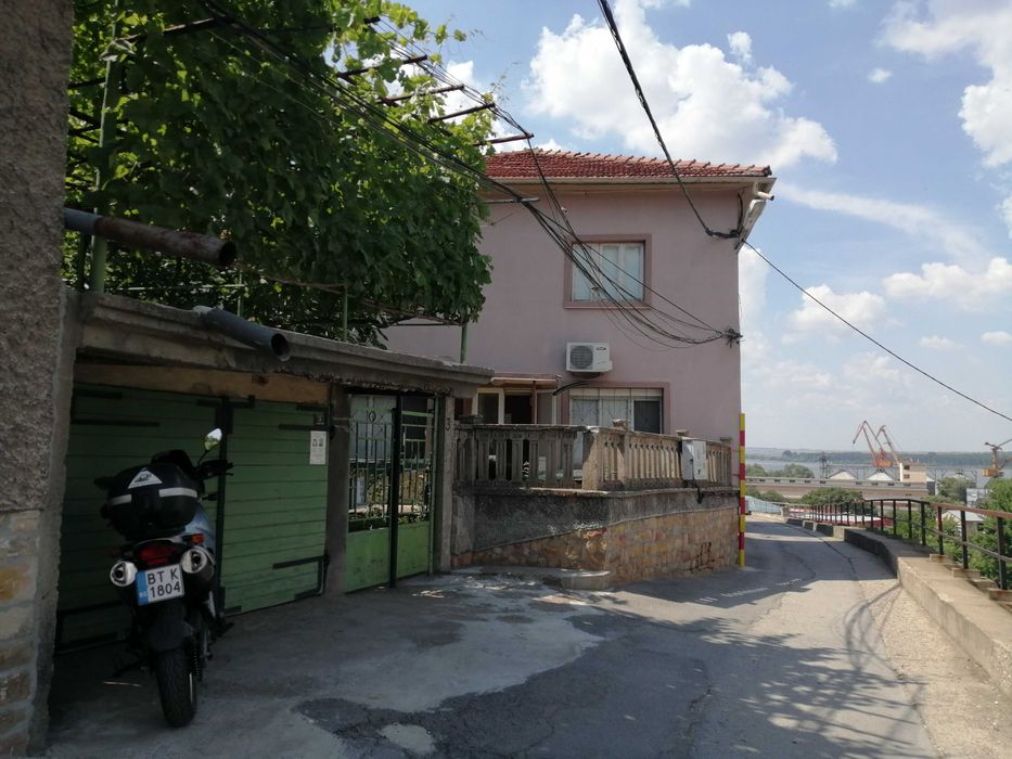 Масивна каменна къща