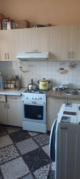 Чилонзор тумани, 19-мавзе, 4-хонали квартира сотилади.