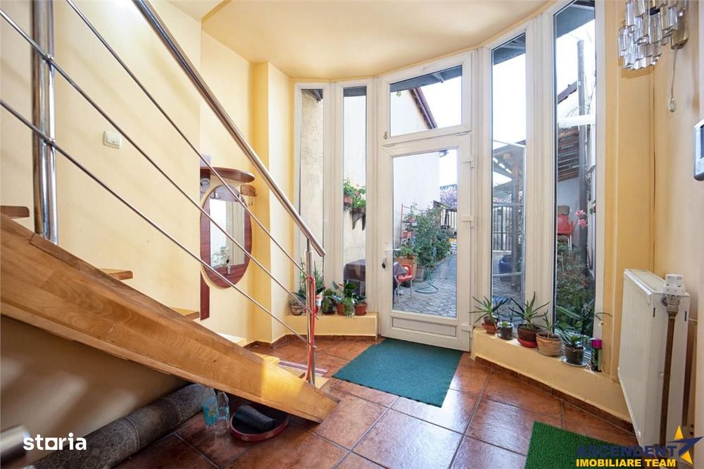 Pe incantare florala, casa cu 5 camere, curte individuala - Central, B