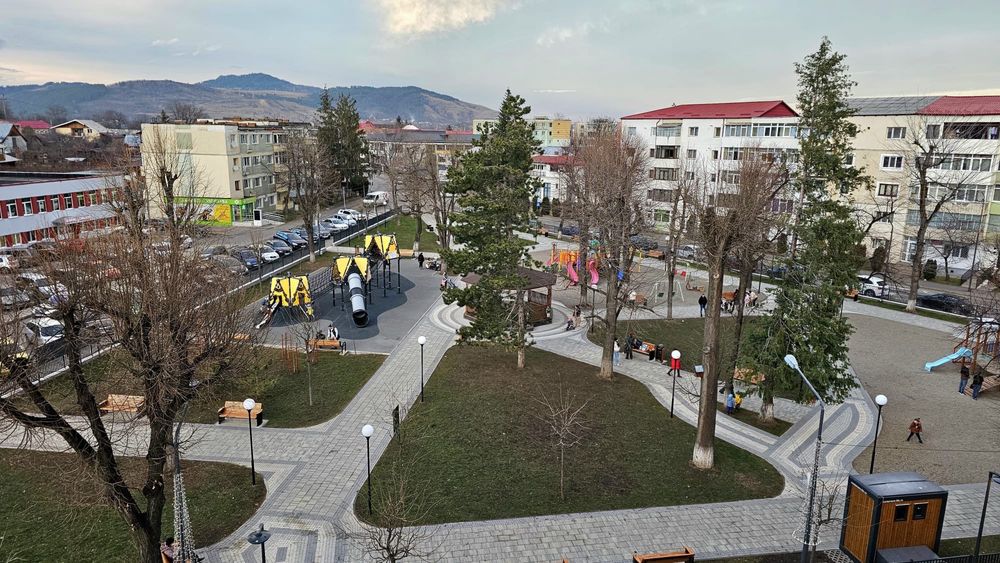 Vand apartament 2 camere Moinesti , in fata Spitalului