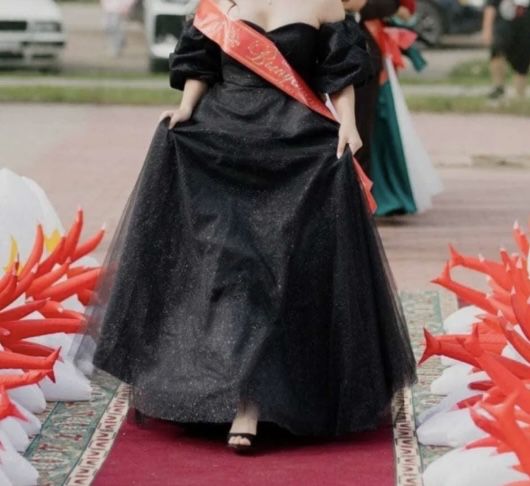 Платье вечернее, пышное с блестками