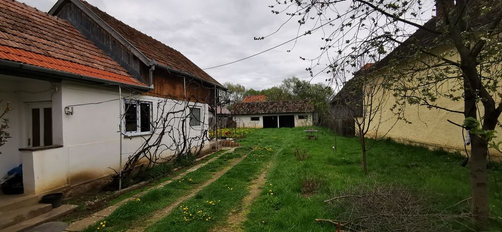 Casă de locuit cu garaj și lemnărie