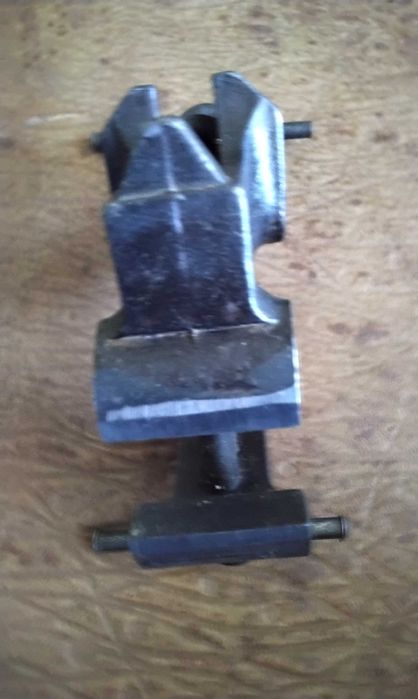 Часовникарско менгеме с наковалня