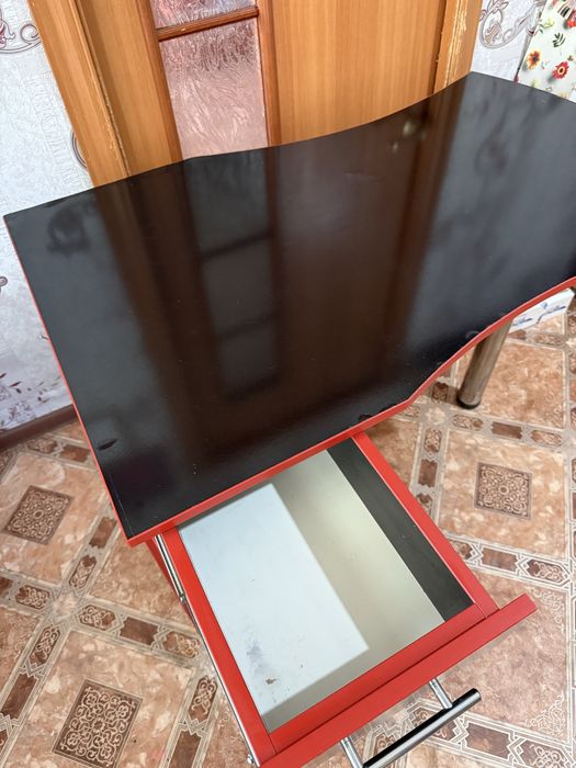 Маникюрный  стол