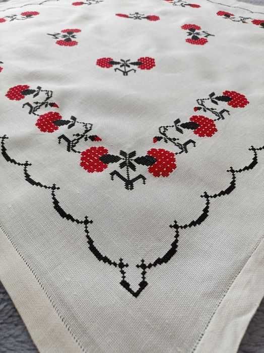 Porturi naționale pe etamină brodată
