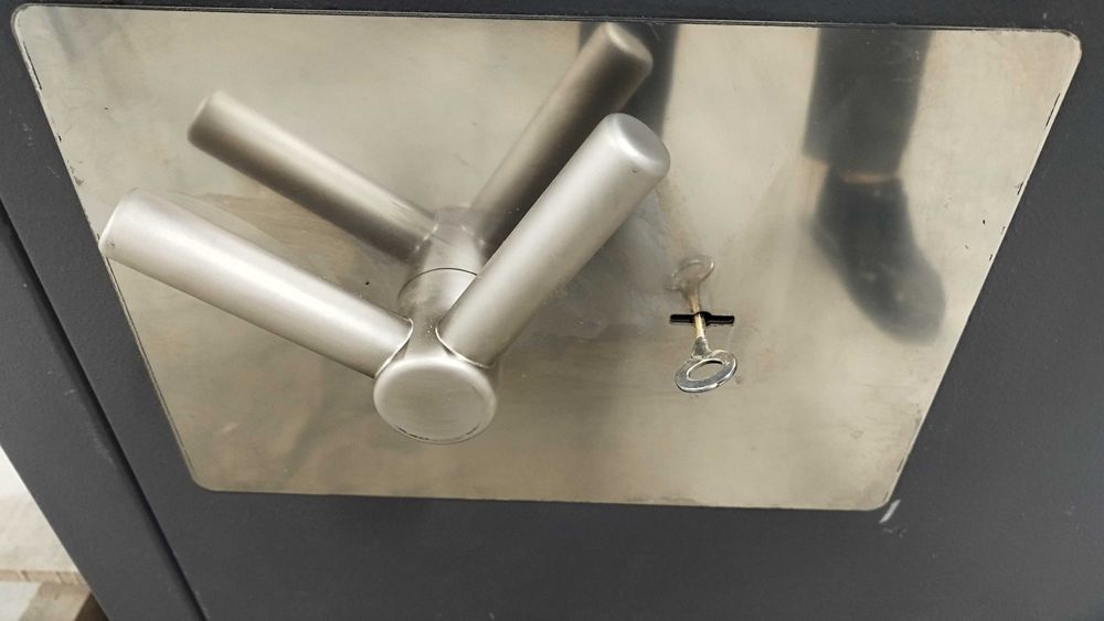 Стара метална каса VALBERG Bastion 80 - Метален сейф