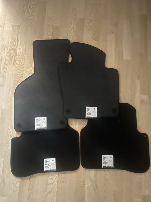 Чист нов комплект от стелки за кола, VW