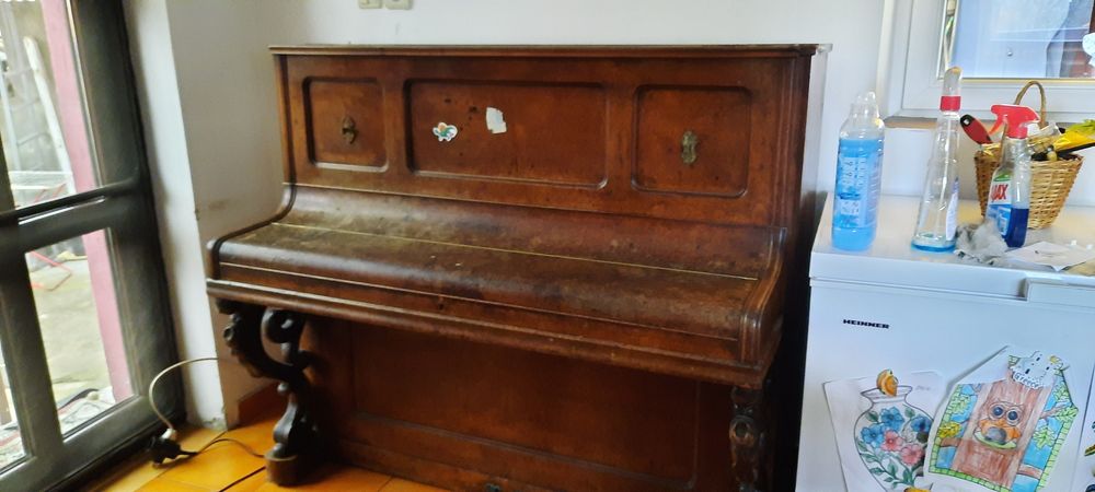 Pianina veche masiva