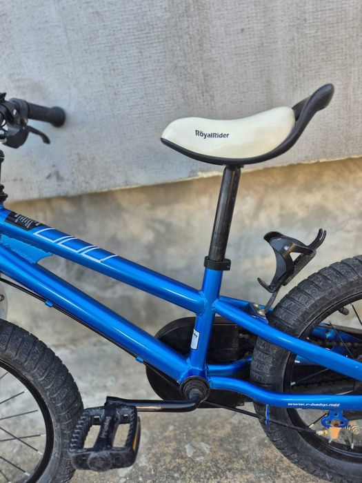 Vând bicicletă pentru copii, roți de 16”, de culoare albastră, în stare foarte bună, conform pozelor.