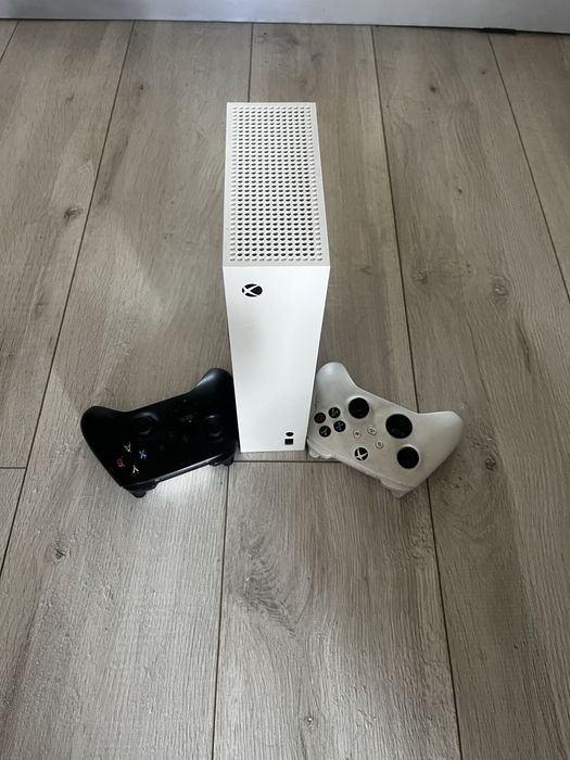 Продам X-box series s с двумя геймпадами