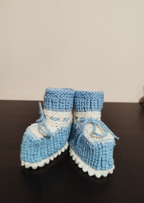 Ръчно плетени бебешки терлички и жилетки