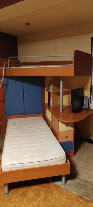 Двуетажно легло с бюро и гардероб