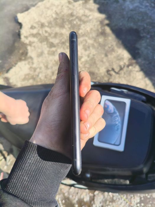 Продам срочно Айфон xr