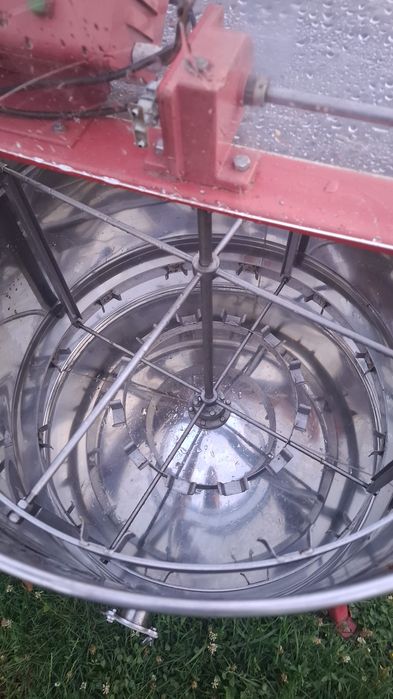 Vând centrifuga apicola
